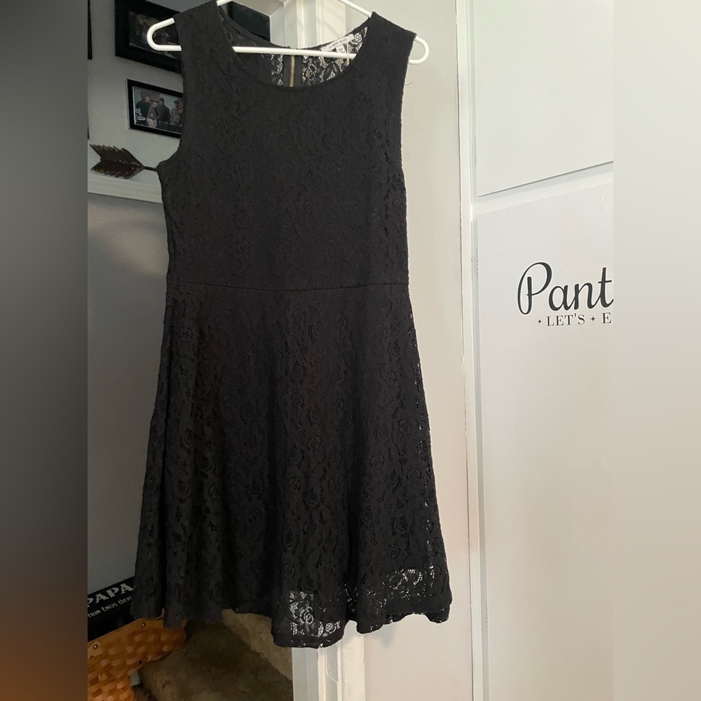 Black lace dress size medium - like new condition - super cute!